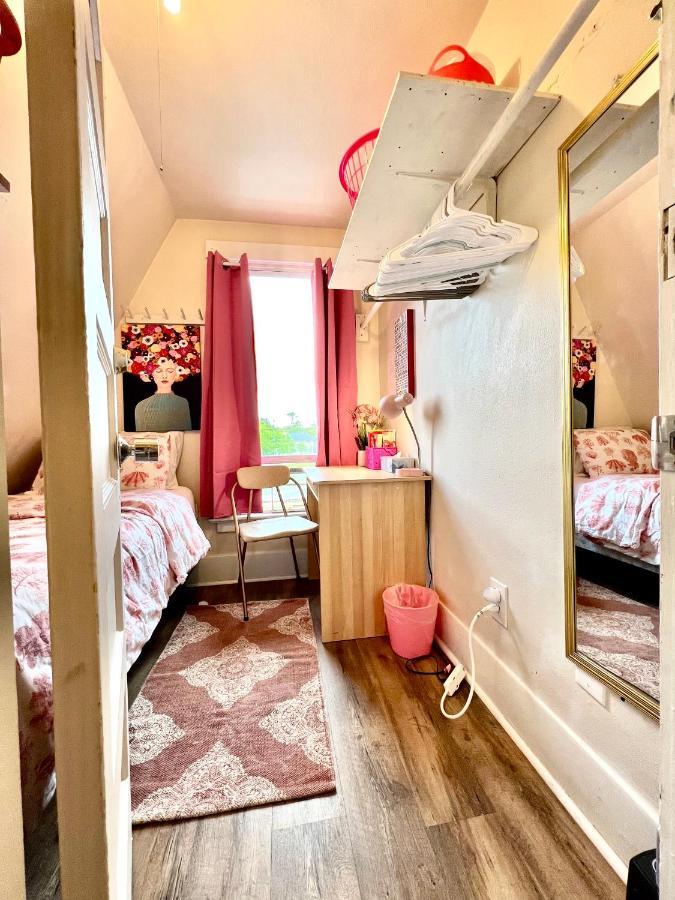Private Room Tiny With Shared Bathroom Near Seatac Airport And Downtown Seattle Exteriör bild
